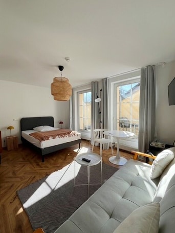 Ropa de cama hipoalergénica y caja de seguridad en la habitación . Classic Hotel Kaarst