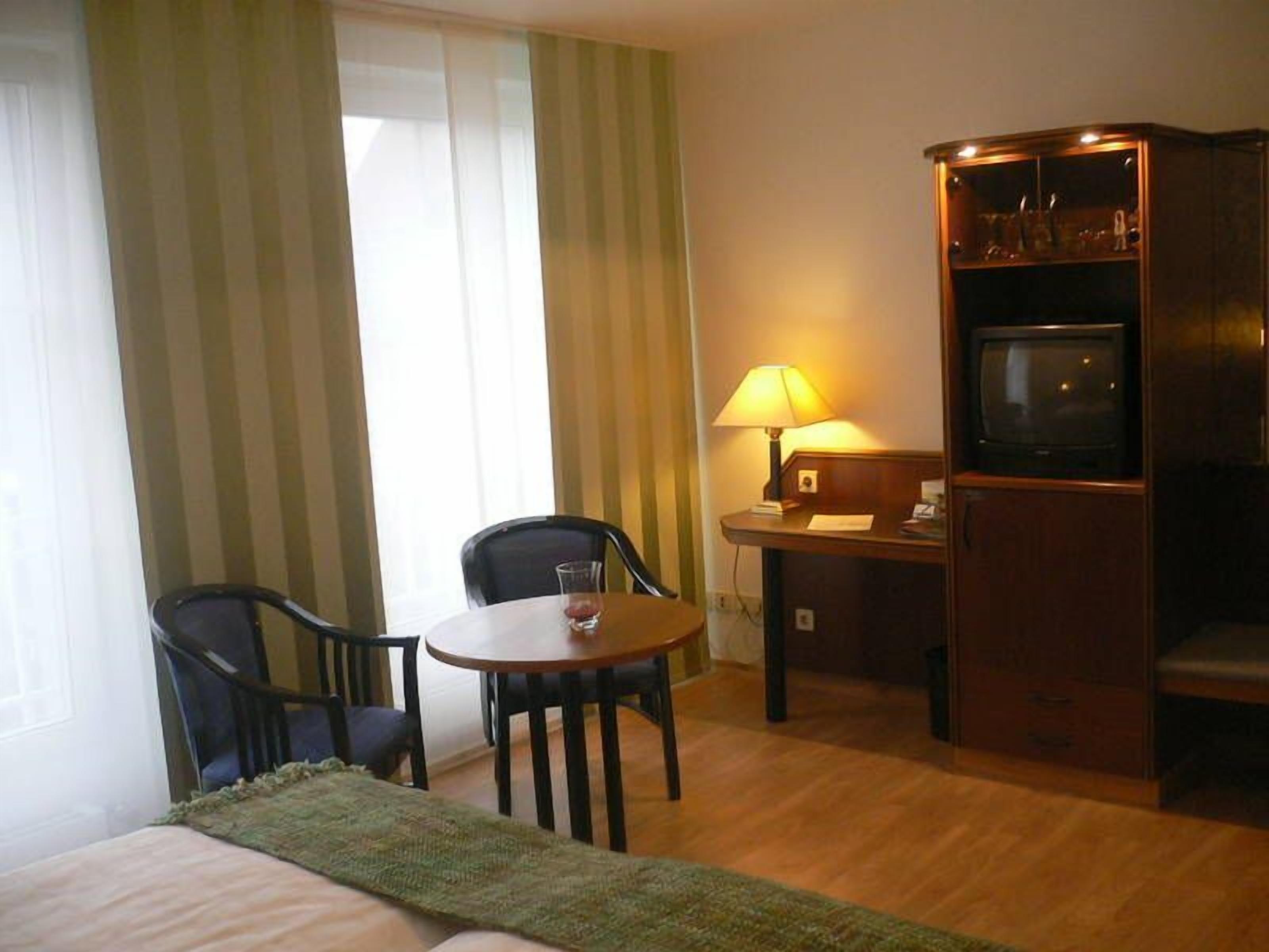 comfort single room | hypo-allergenic bedding, in-room safe, soundproofing, iron/ironing board