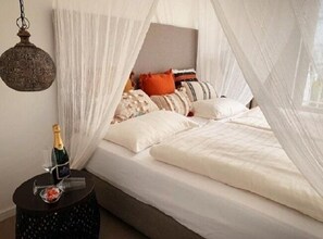 Dobbeltrom – standard | Allergitestet sengetøy, safe på rommet, lydisolert og strykejern/-brett