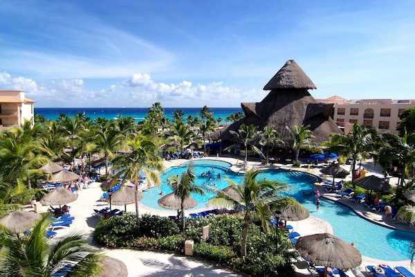 Outdoor pool, pool umbrellas, sun loungers