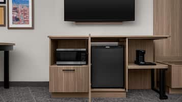 ADA Accessible, Studio, 1 King Bed, Accessible, Non Smoking | Ropa de cama de alta calidad, caja fuerte, escritorio