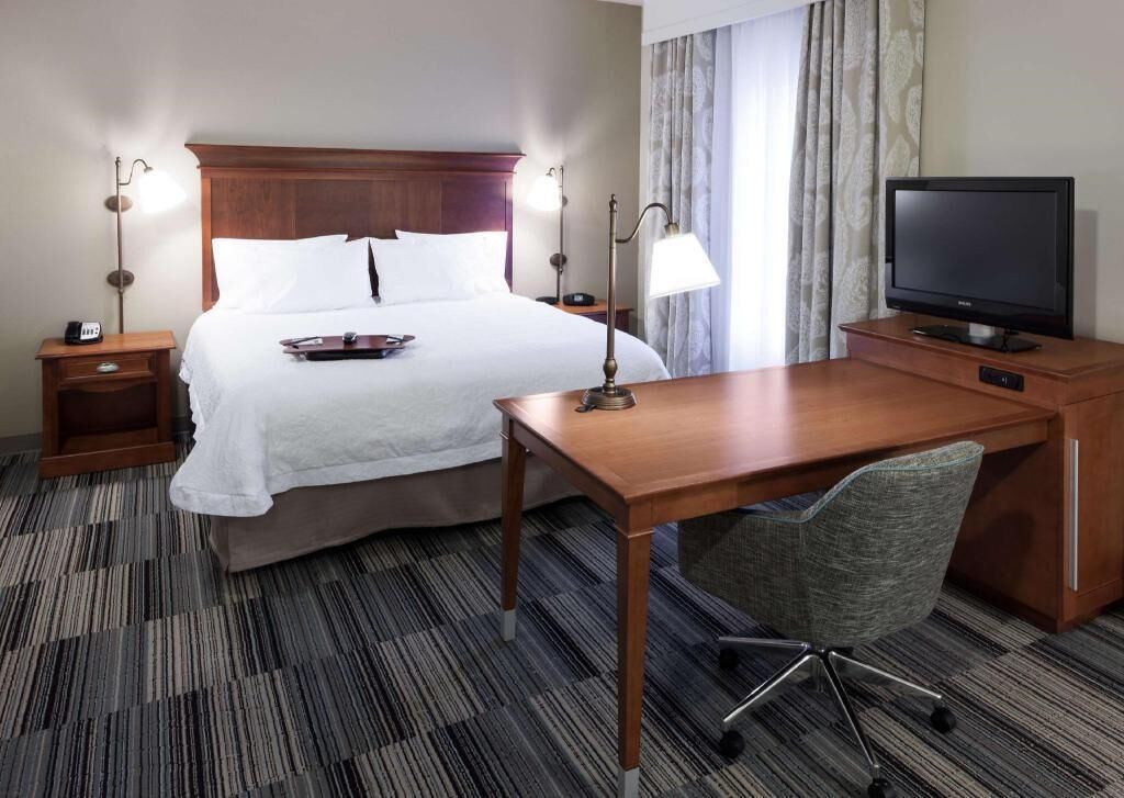 Premium bedding, in-room safe, desk, laptop workspace