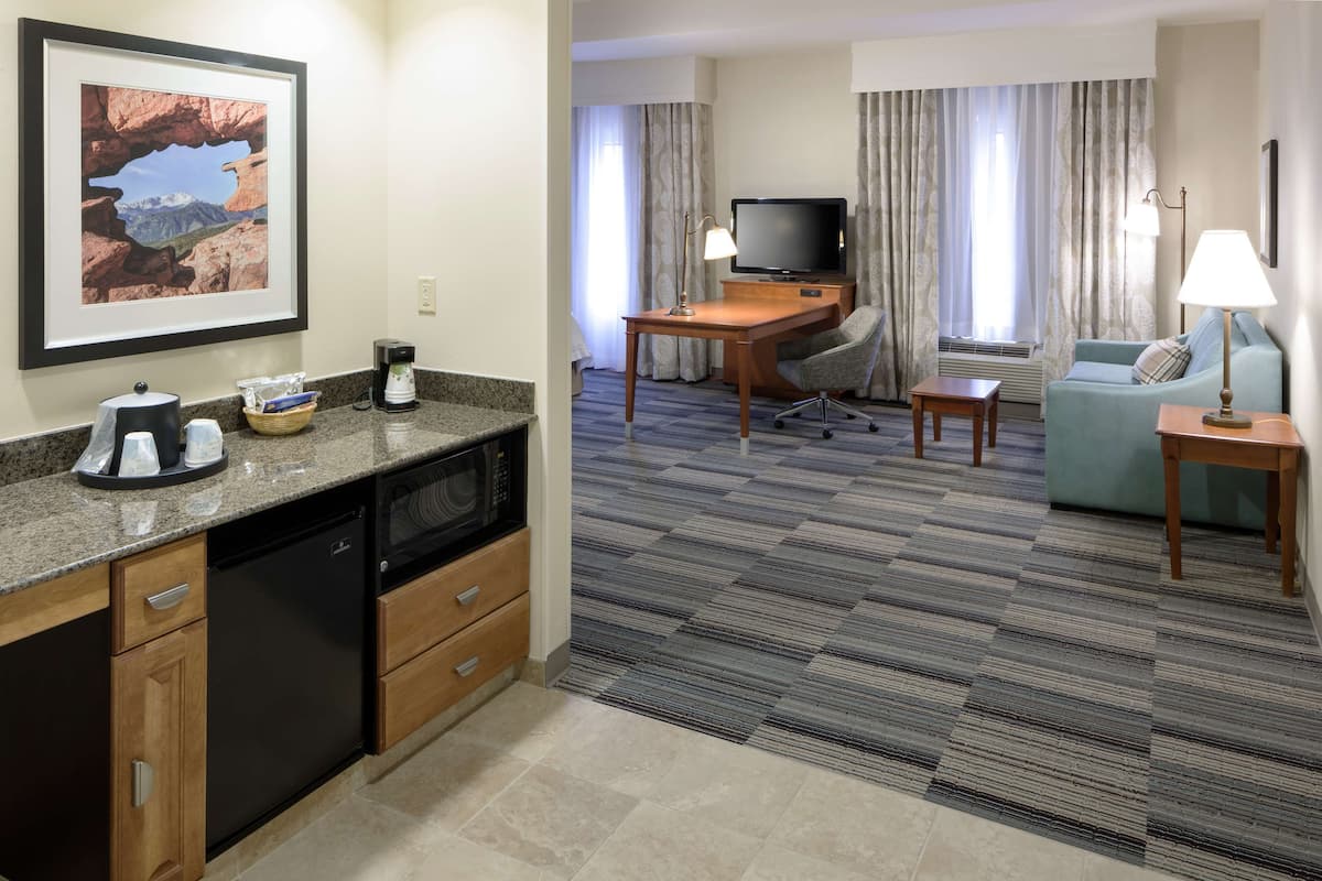 ADA Accessible, Studio, 1 King Bed, Accessible, Non Smoking | Literie de qualité supérieure, coffres-forts dans les chambres, bureau