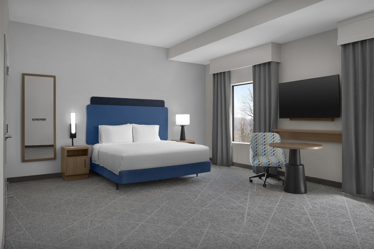 ADA Accessible, Studio, 1 King Bed, Accessible, Non Smoking | 高級寢具、房內夾萬、書桌、手提電腦工作空間