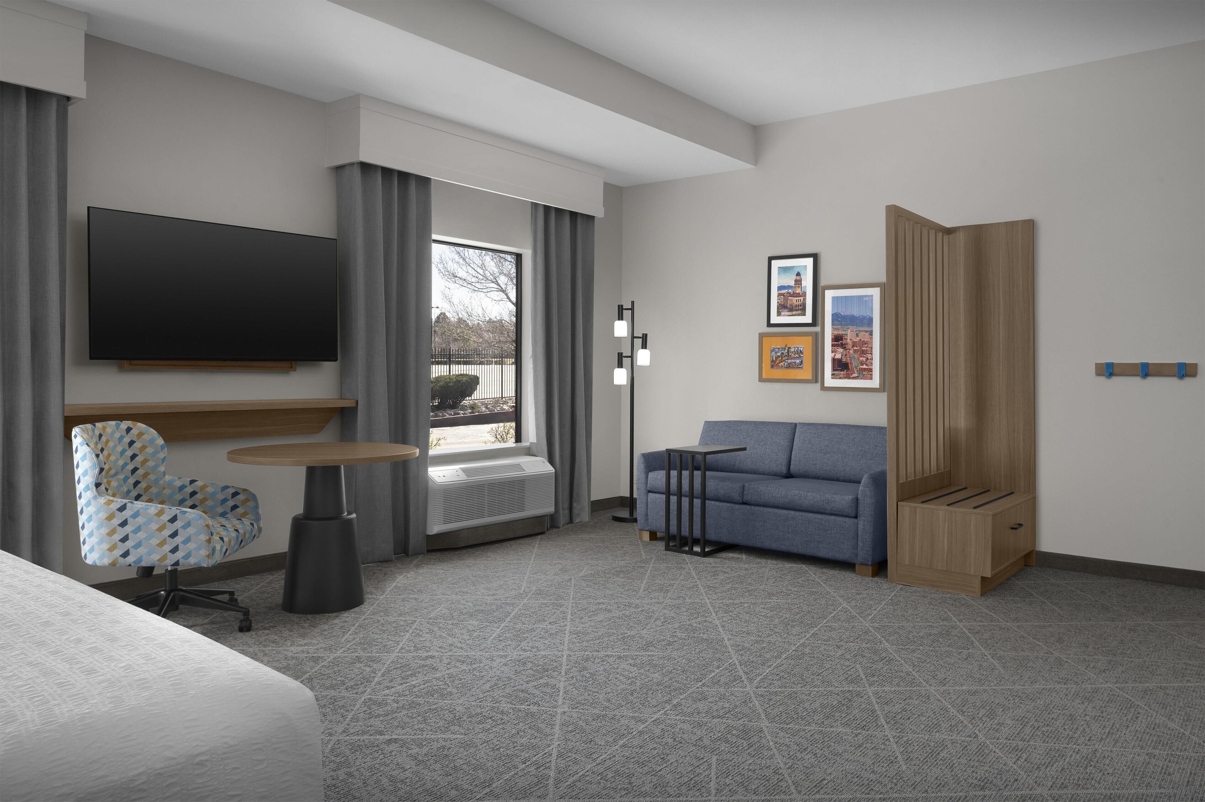 ADA Accessible, Studio, 1 King Bed, Accessible, Non Smoking | Wohnbereich | 46-Zoll-LCD-Fernseher mit Kabelempfang, Fernseher