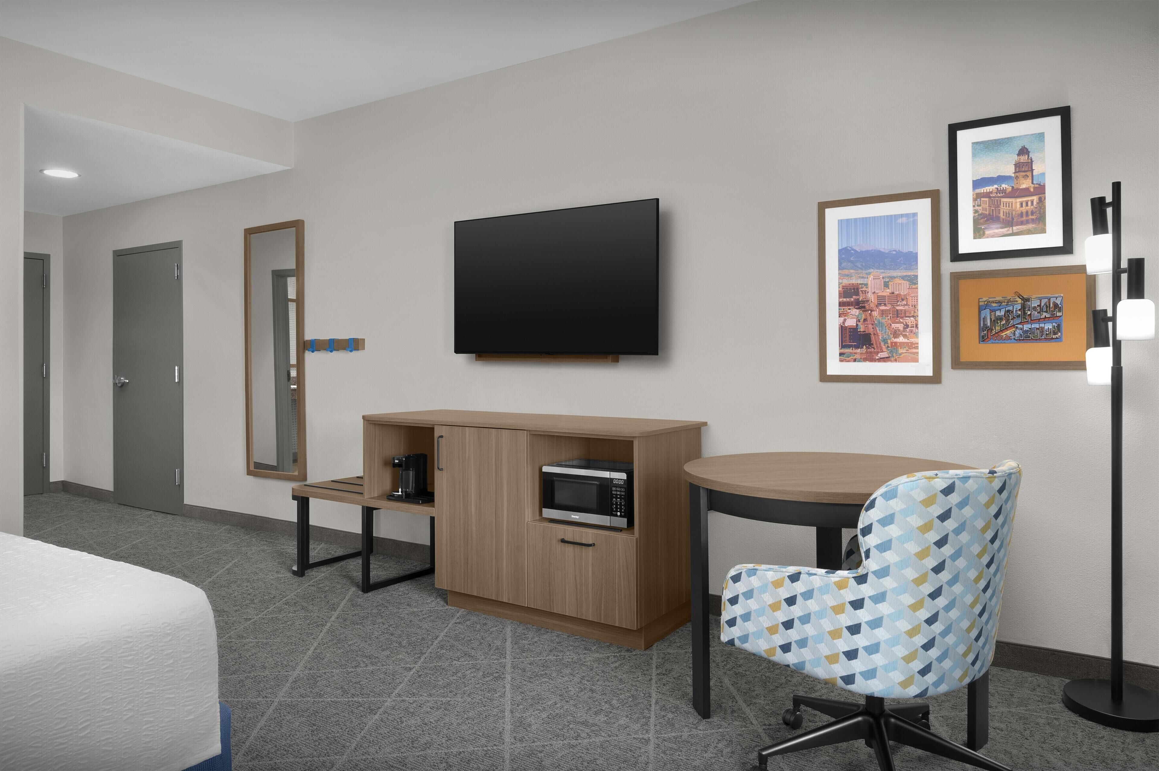 ADA Accessible, One King Bed, Non-Smoking, Accessible | 高档床上用品、客房内保险箱、办公桌、笔记本电脑工作区