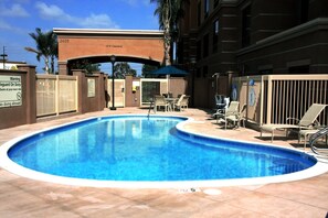 Outdoor pool - Hampton Inn & Suites Seal Beach (Seal Beach)