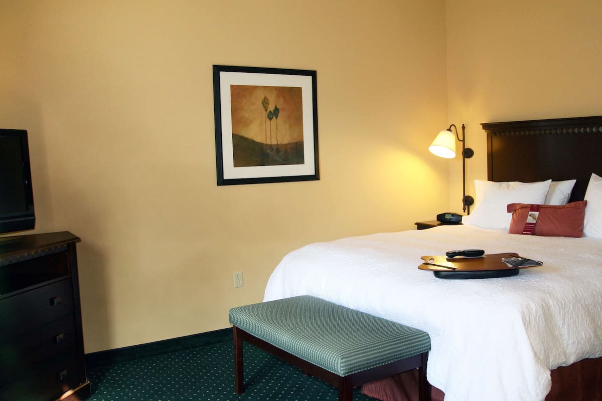 Sengetøy av topp kvalitet, skrivebord og blendingsgardiner