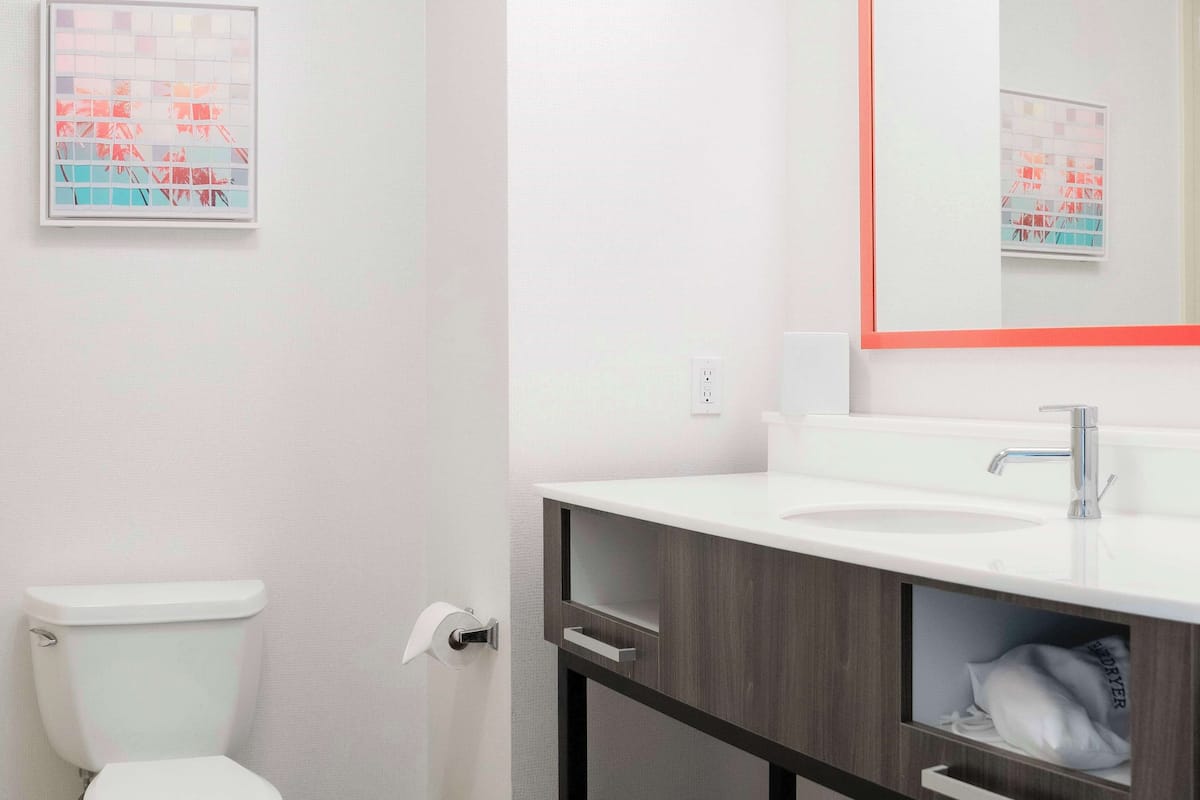 Ducha, artículos de tocador gratuitos, secador de pelo, toallas