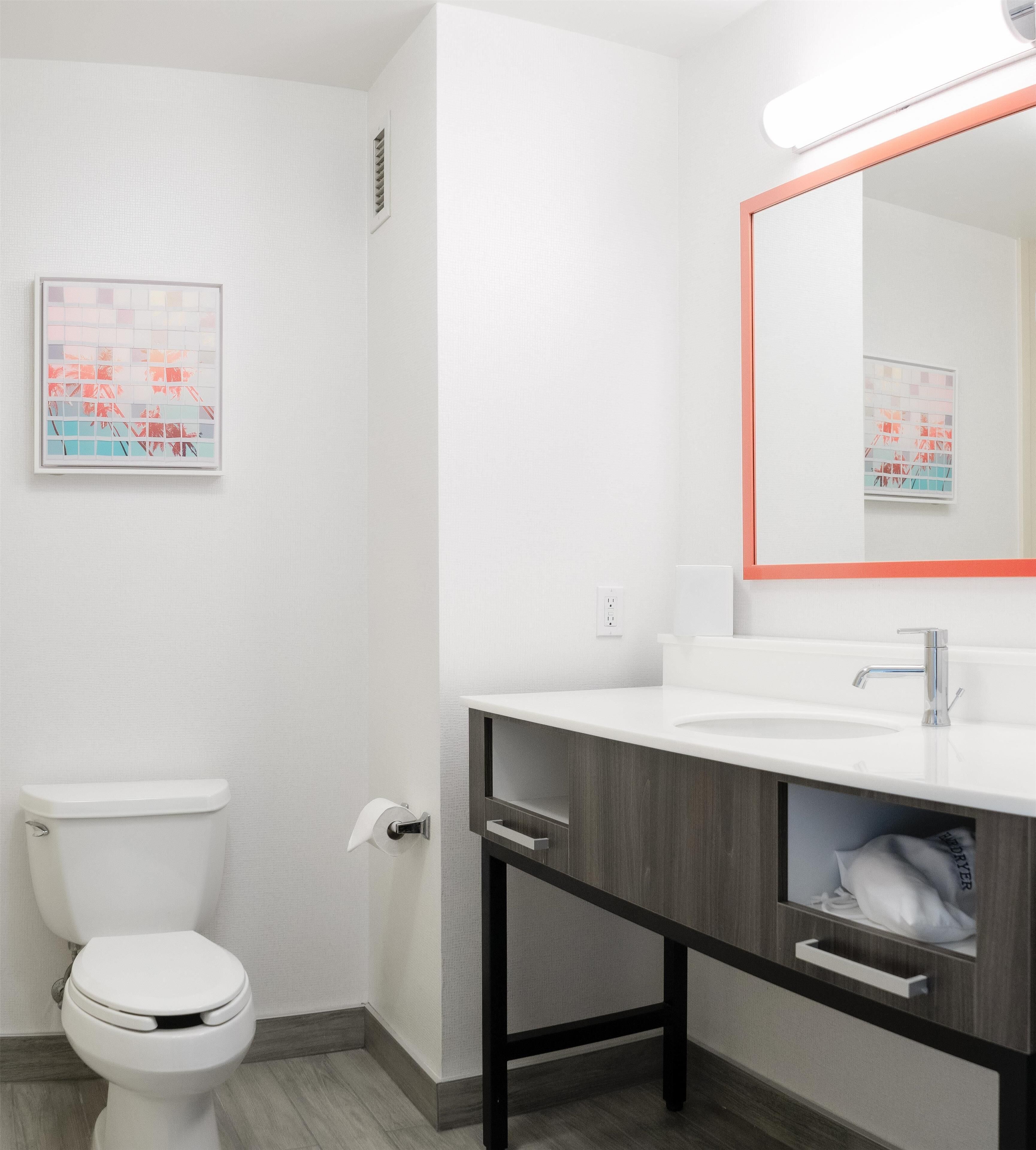 Standard, 2 Queen-Betten | Badezimmer | Dusche, kostenlose Toilettenartikel, Haartrockner, Handtücher