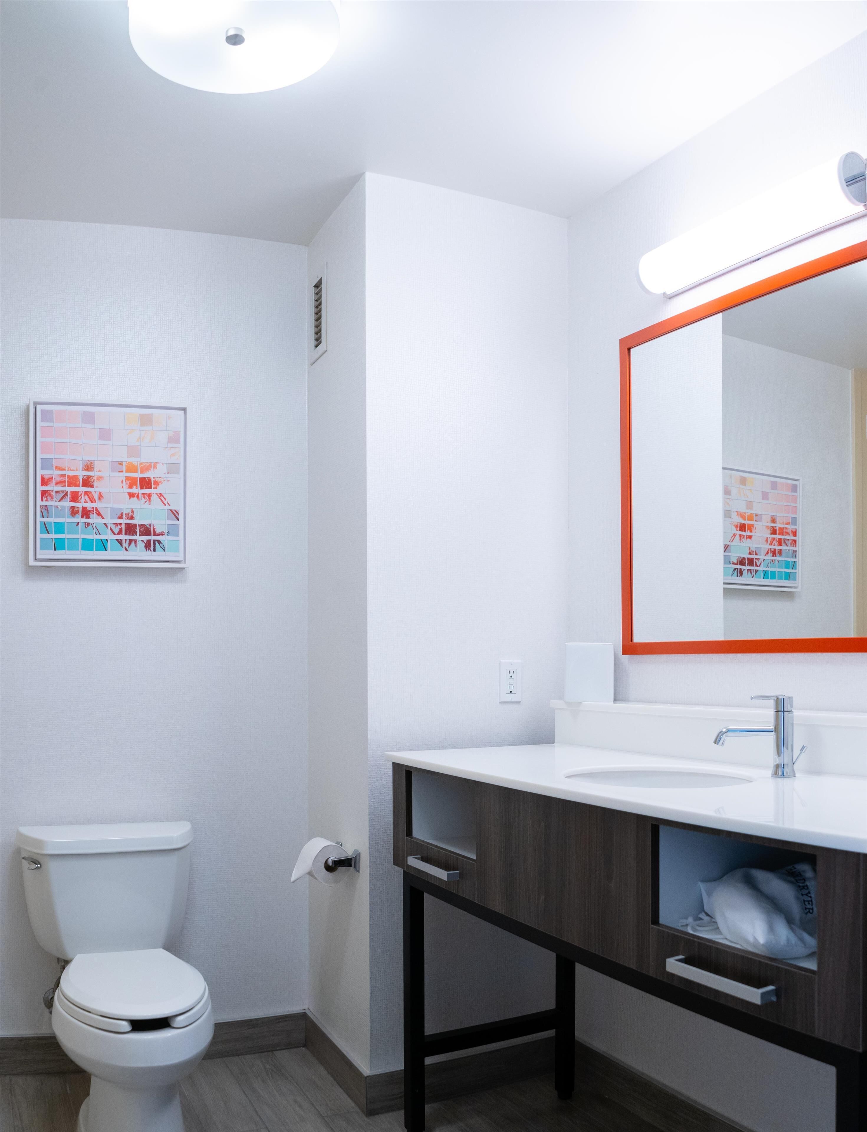 Dusche, kostenlose Toilettenartikel, Haartrockner, Handtücher