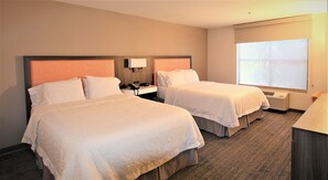 Hochwertige Bettwaren, Schreibtisch, Verdunkelungsvorhänge