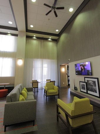 Lobby. Hampton Inn & Suites Seal Beach
