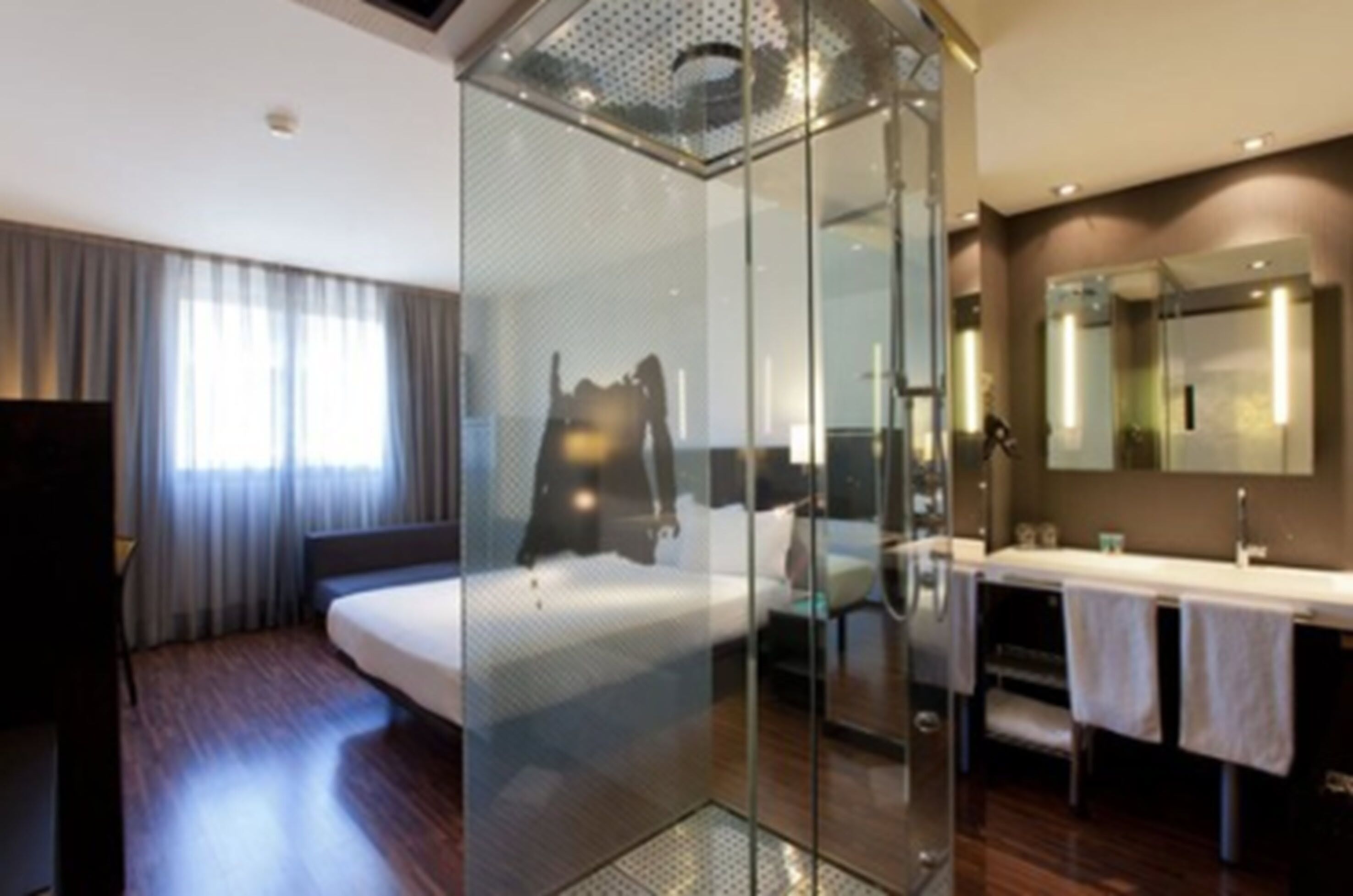 executive room, 1 king bed | bathroom shower