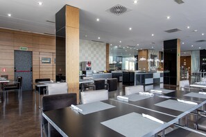 Breakfast, lunch, dinner served; Spanish cuisine  - Hotel Ciudad de Móstoles (Mostoles)