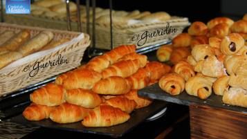 Petit déjeuner buffet servi tous les jours en supplément