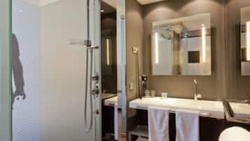 Standard Twin Room | Bathroom | Shower, rainfall showerhead, designer toiletries, hair dryer