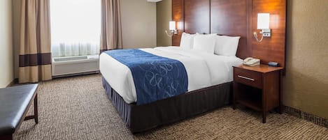 Camas con pillow-top, escritorio y tabla de planchar con plancha