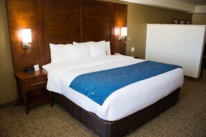 Senger med overmadrass, skrivebord og strykejern/-brett