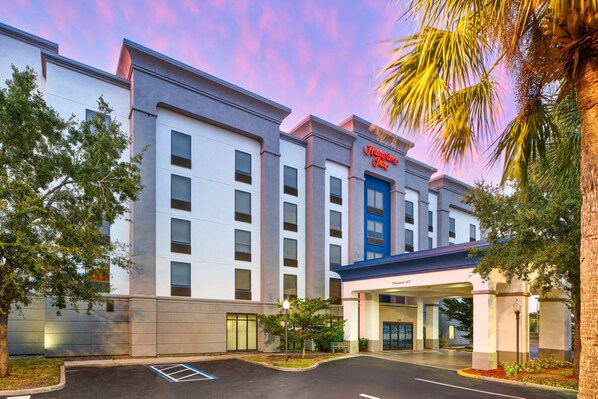 A hotel with a modern design, featuring a prominent entrance and a clear signage. - Hampton Inn Melbourne-Viera (Melbourne)