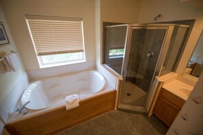Ensemble baignoire-douche, articles de toilette (gratuits)