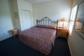 1 Schlafzimmer, individuell dekoriert, individuell eingerichtet