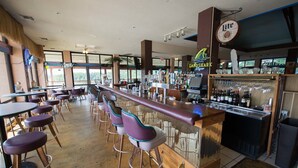 Bar (trong khuôn viên)