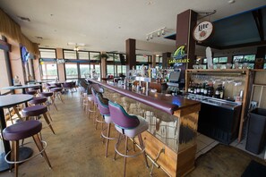 Bar (on property) - Branson Yacht Club a Ramada by Wyndham (Branson)