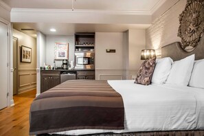 Studio | Oleskelualue | 40–tuumainen televisio, jossa kaapelikanavat