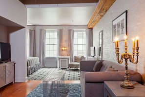 Studio | Oleskelualue | 40–tuumainen televisio, jossa kaapelikanavat