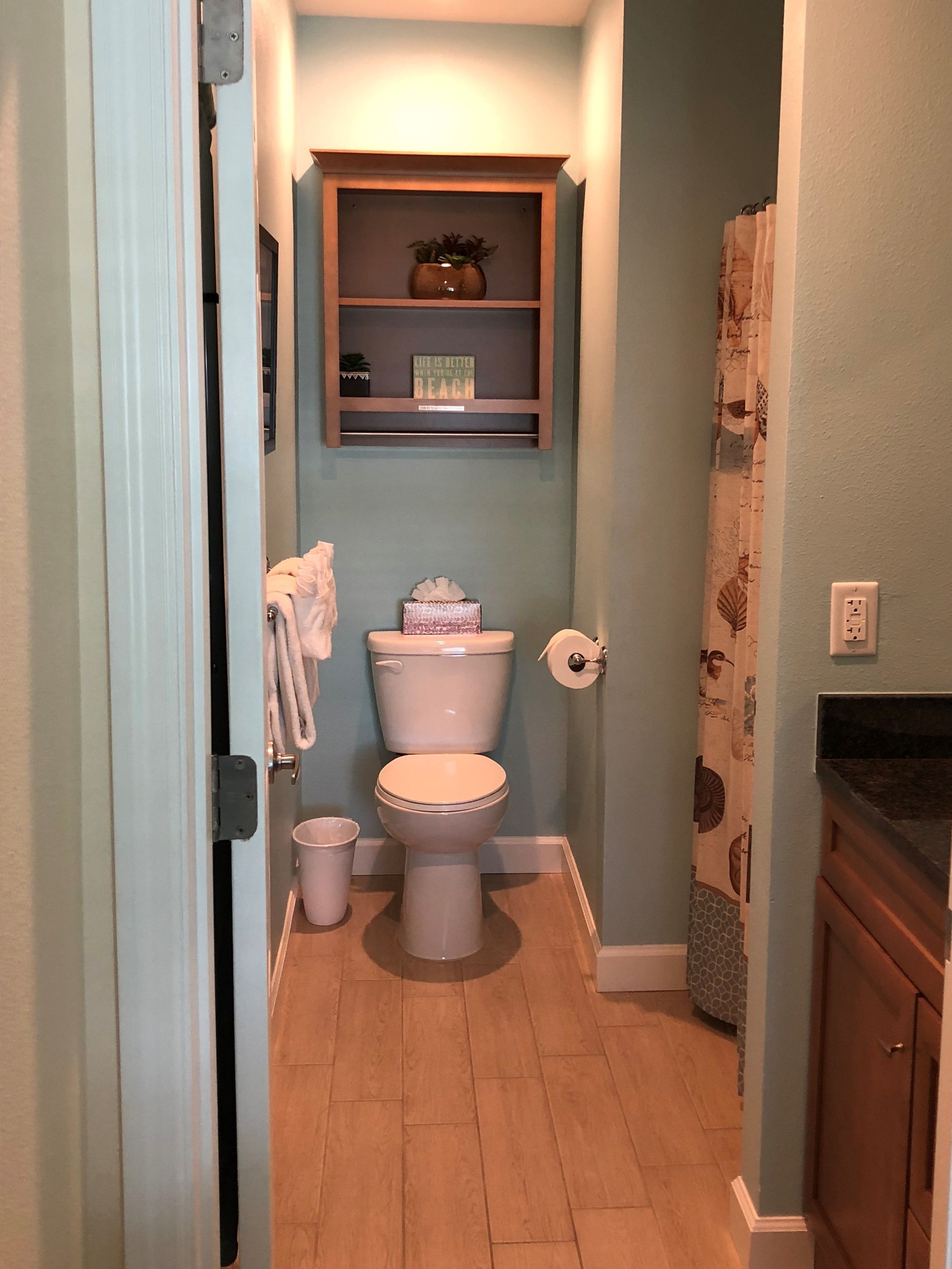 standard room, 1 queen bed (road facing) | bathroom | shower, free toiletries, hair dryer, towels