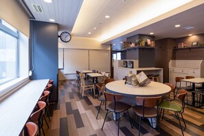 Café da manhã com buffet grátis todos os dias