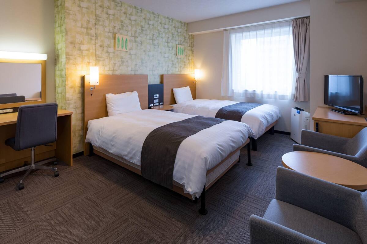 Room, 2 Single Beds, Non Smoking | Desk, laptop workspace, blackout curtains, soundproofing