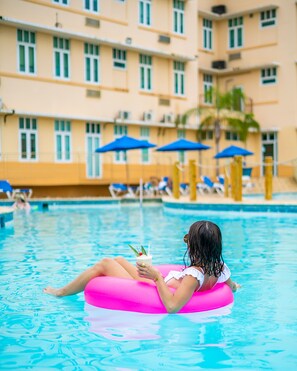 2 piscinas externas, guarda-sóis, espreguiçadeiras