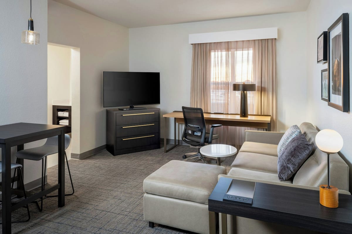 Suite, 1 Bedroom | Premium bedding, desk, iron/ironing board, free cribs/infant beds