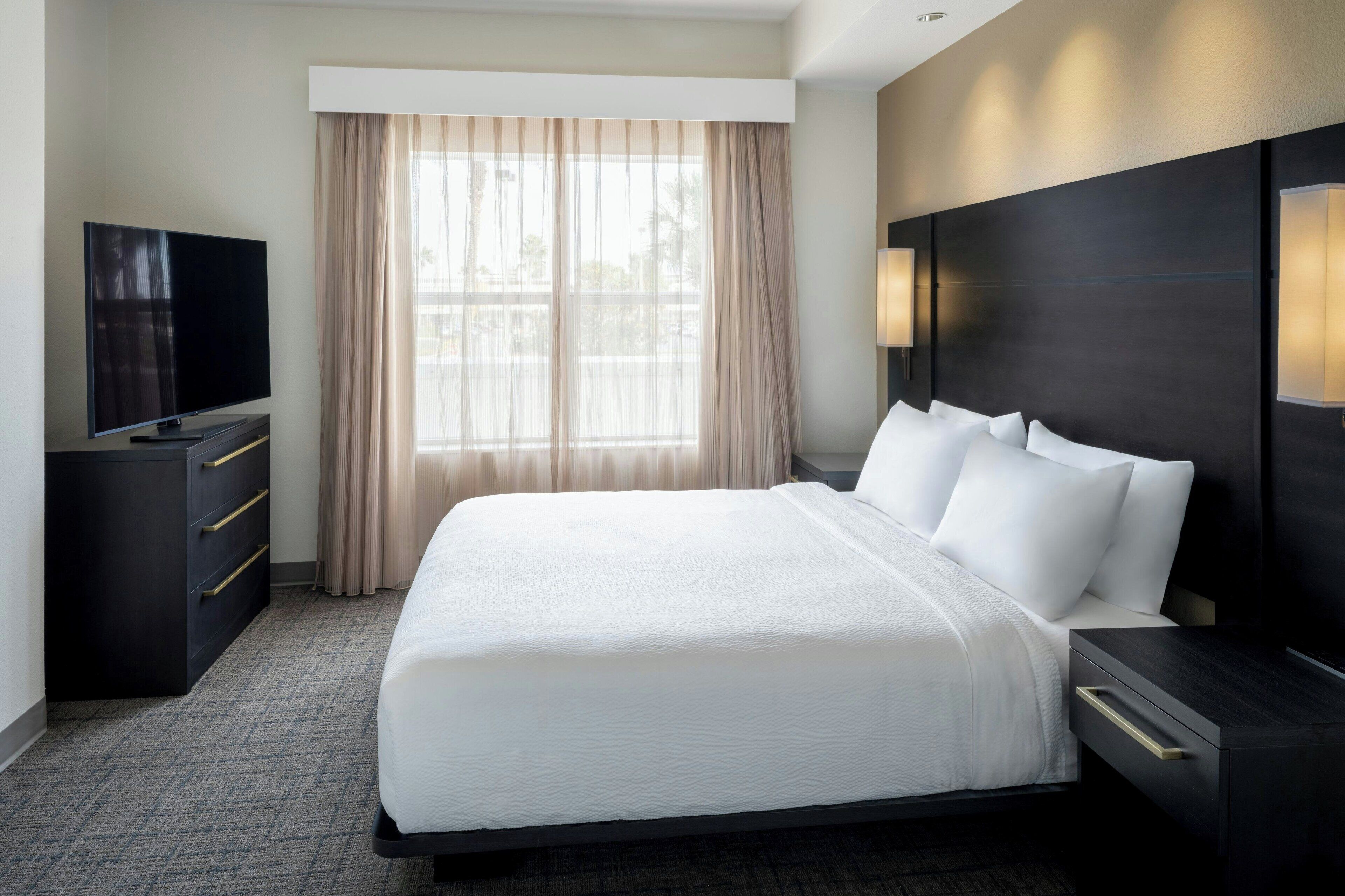 Suite, 2 habitaciones | Ropa de cama de alta calidad, escritorio, tabla de planchar con plancha