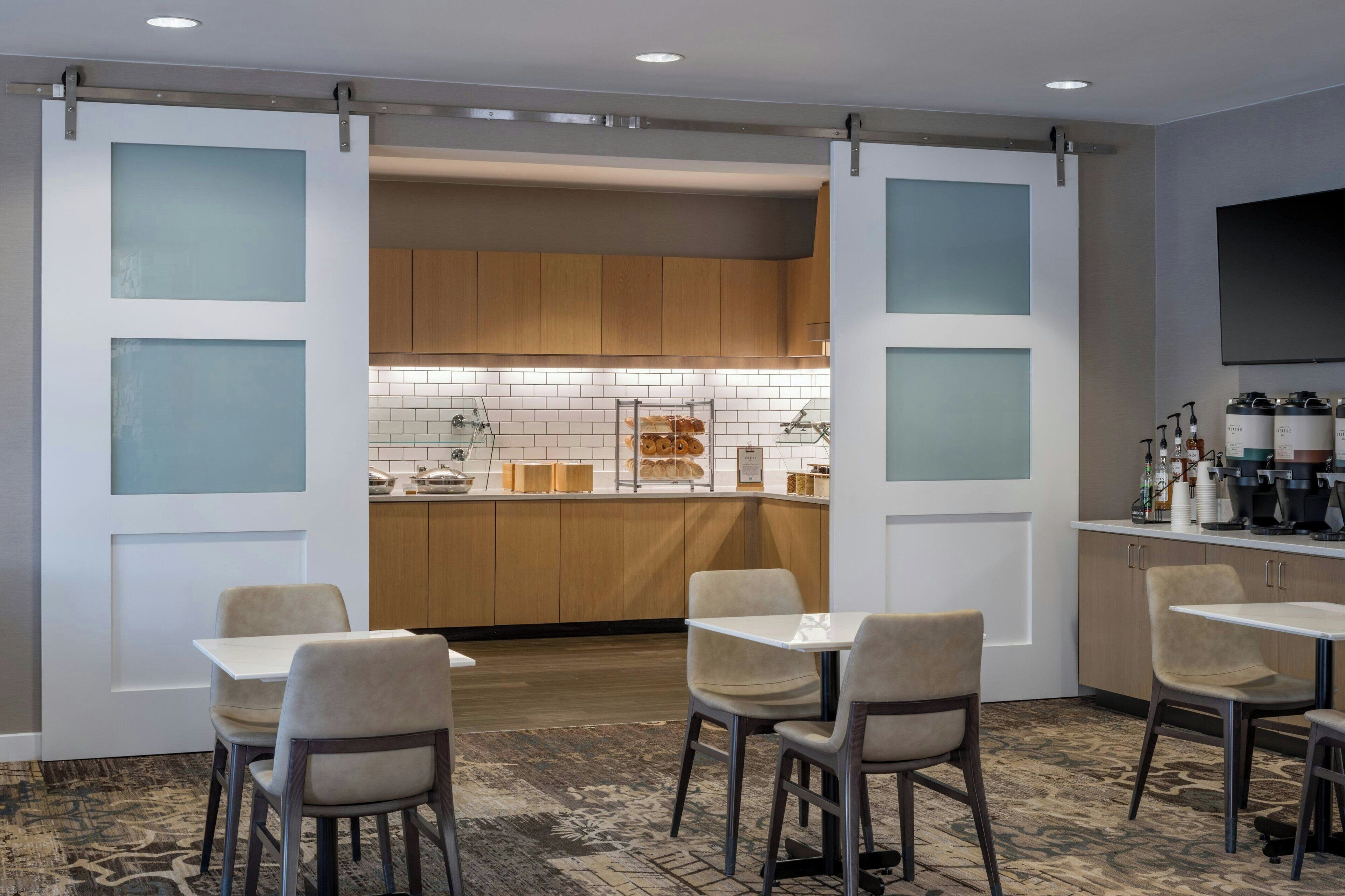 包含每日自助早餐