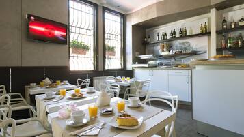 Tägliches kontinentales Frühstück (5 EUR pro Person)