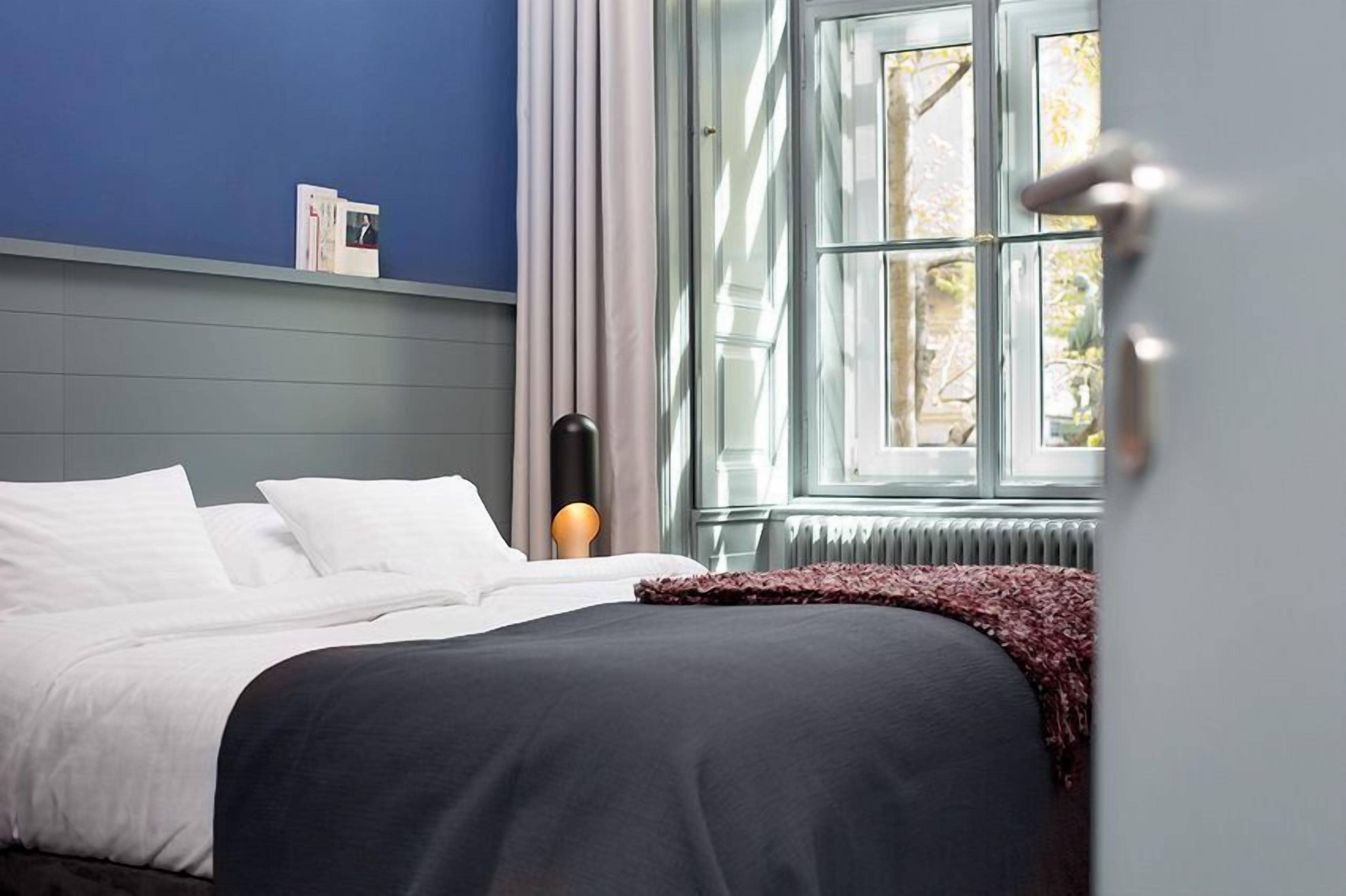 single room | premium bedding, down duvets, pillow-top beds, minibar