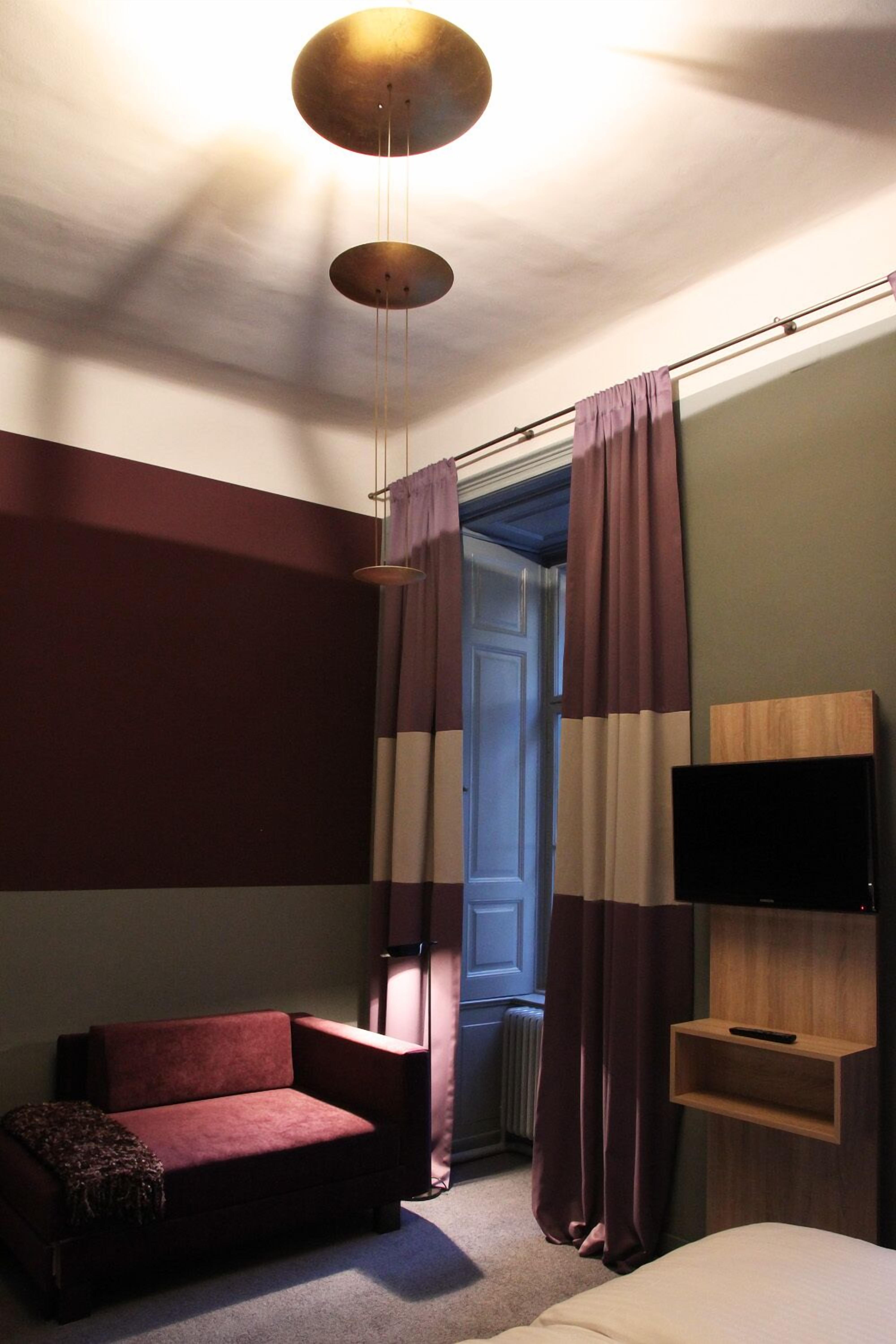 80-cm flat-screen tv with cable channels, tv, first-run films