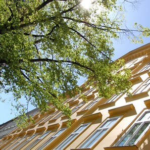A building with a symmetrical facade and multiple windows. - Saint Shermin (Vienna)