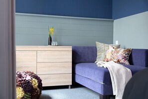 En 80-centimeters Flatskjerm-TV med kabel-kanaler samt TV