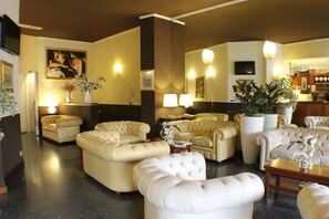 Lobby sitting area - Hotel Certosa (Milan)
