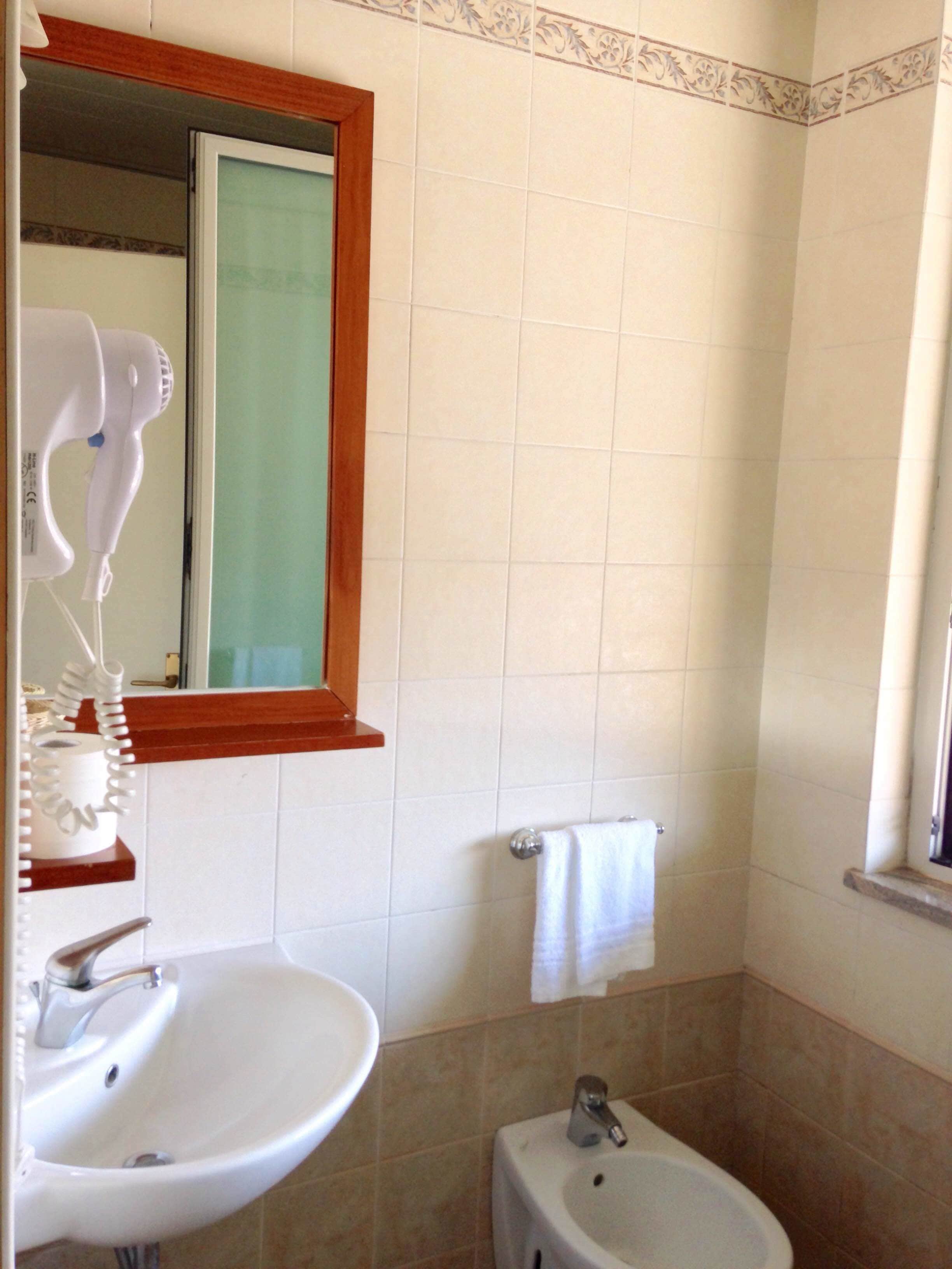 shower, rainfall showerhead, free toiletries, bidet