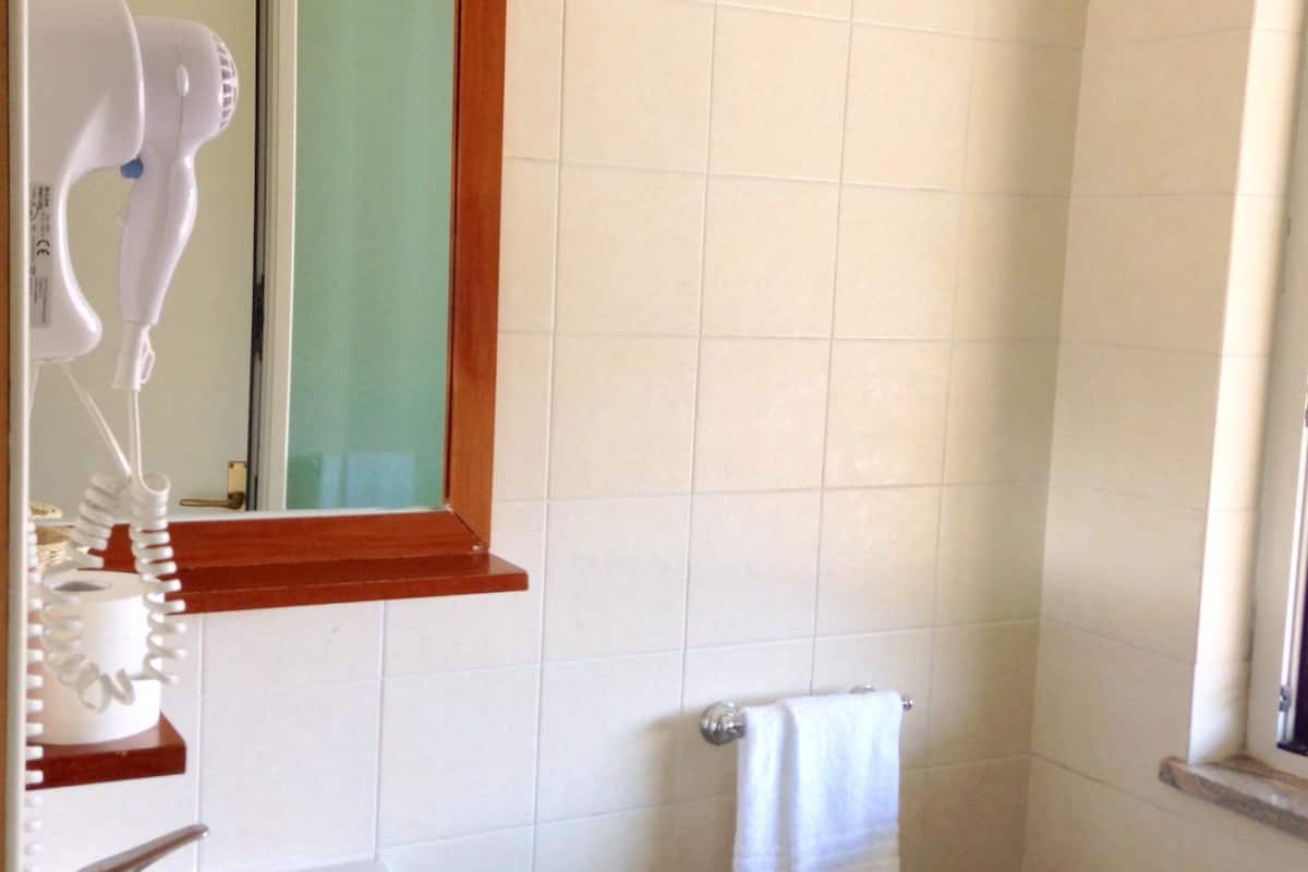 shower, rainfall showerhead, free toiletries, bidet