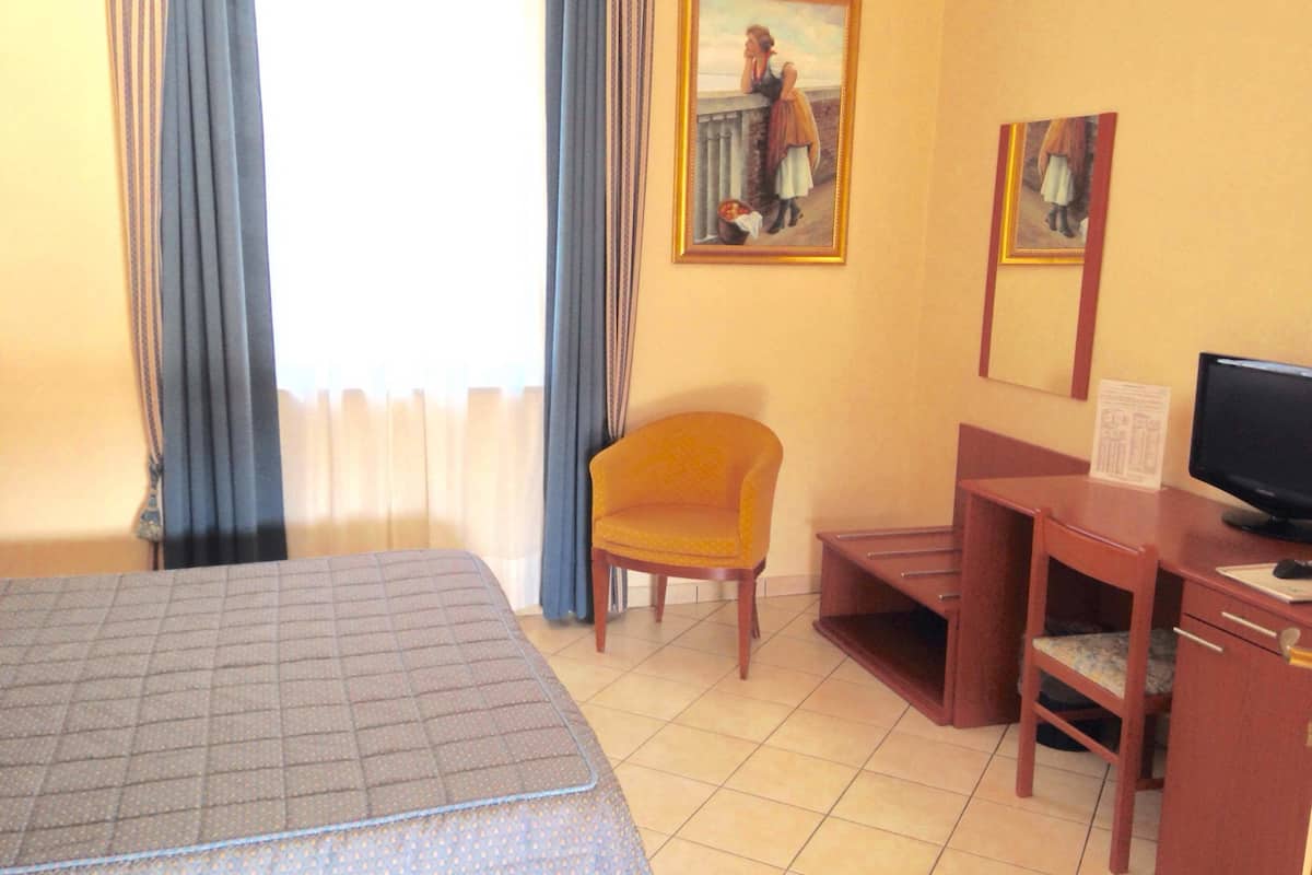 hypo-allergenic bedding, desk, free wifi, bed sheets