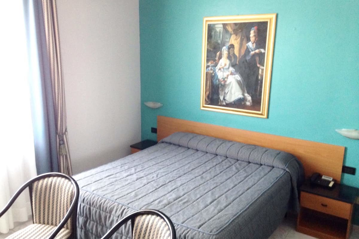 hypo-allergenic bedding, desk, free wifi, bed sheets