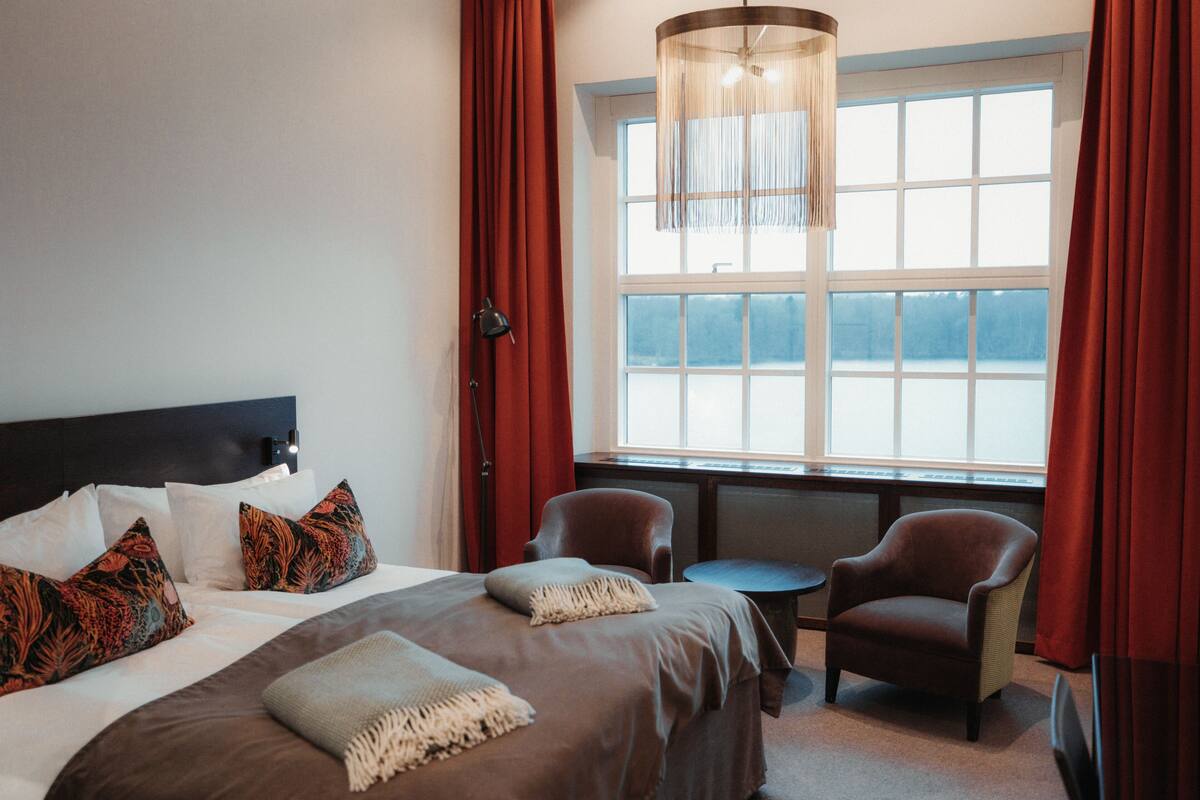 Superior Double Room with Lake View | Sengetøy i egyptisk bomull, sengetøy av topp kvalitet og minibar