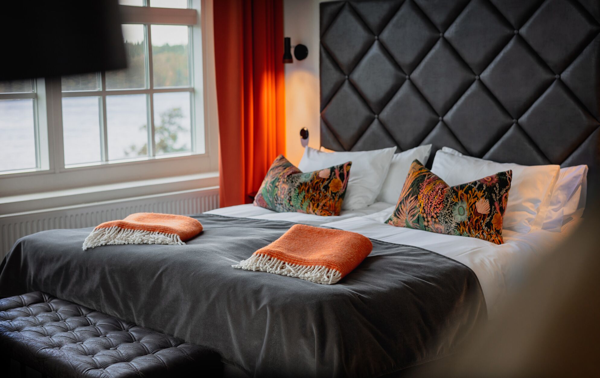 Juniorrum - sjöutsikt - hörn | Egyptiska bomullslakan, sängtillbehör av högsta kvalitet och minibar