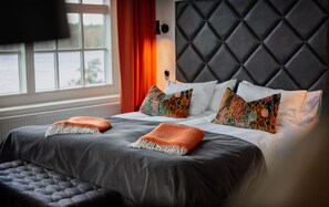 Junior Room, Lake View, Corner